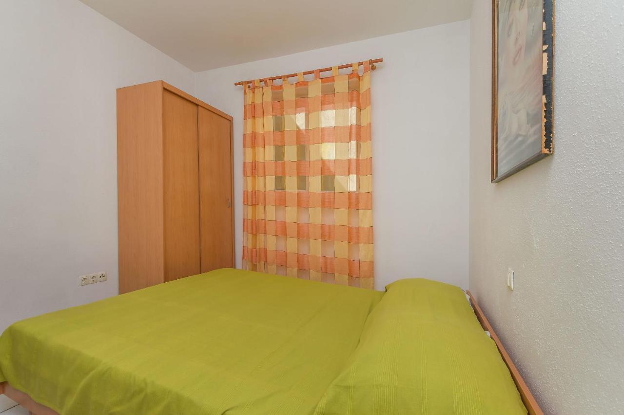 Apartment Mate *